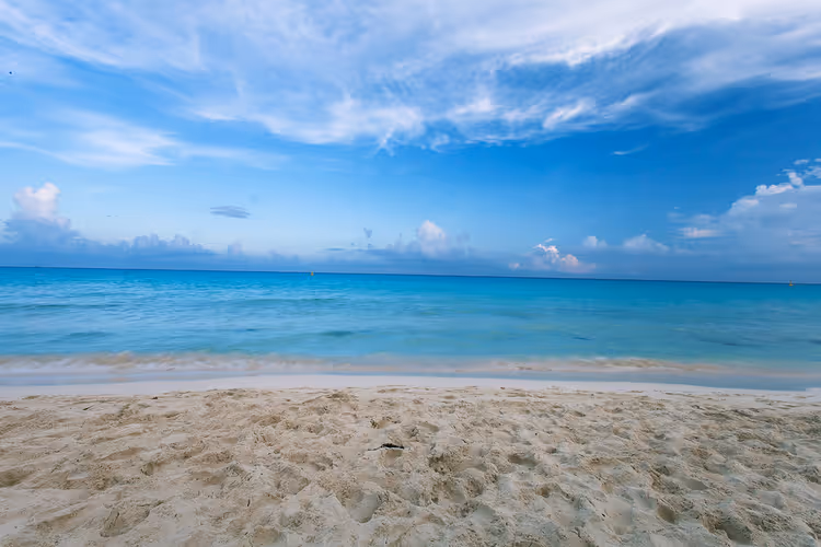 Leeg zandstrand met turquoise water