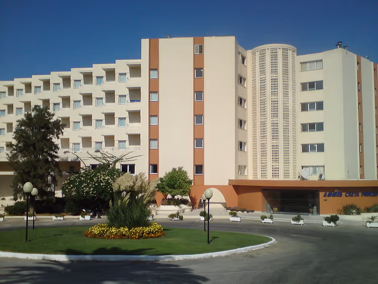 Louis Creta Princess hotellfasade med blomsterbed