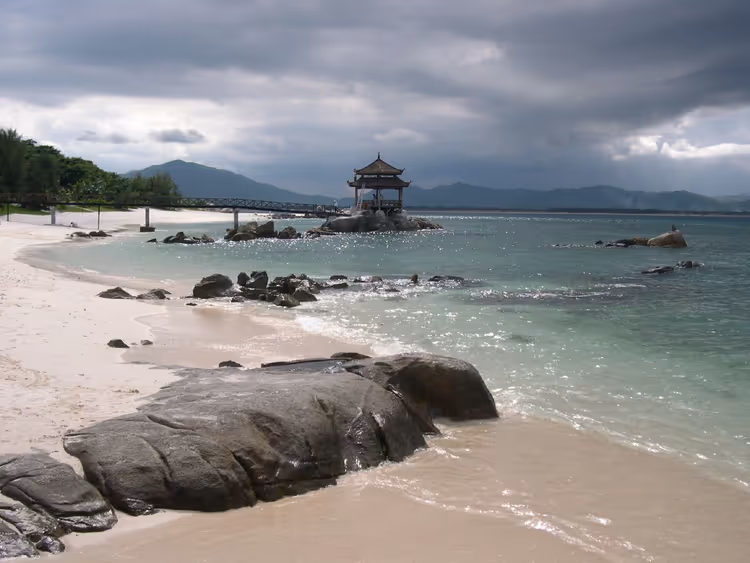 Hainan'da kayaların üzerinde bir köşk bulunan plaj