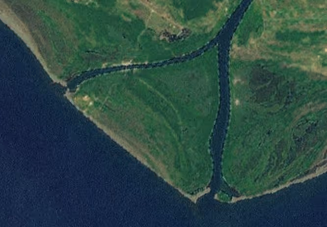 Satellietbeeld van het eiland Ada Bojana met geulen en water