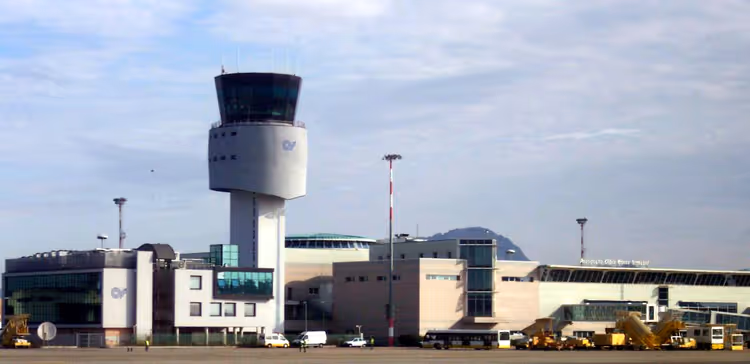 aeroporto di Olbia, terminal e parcheggio
