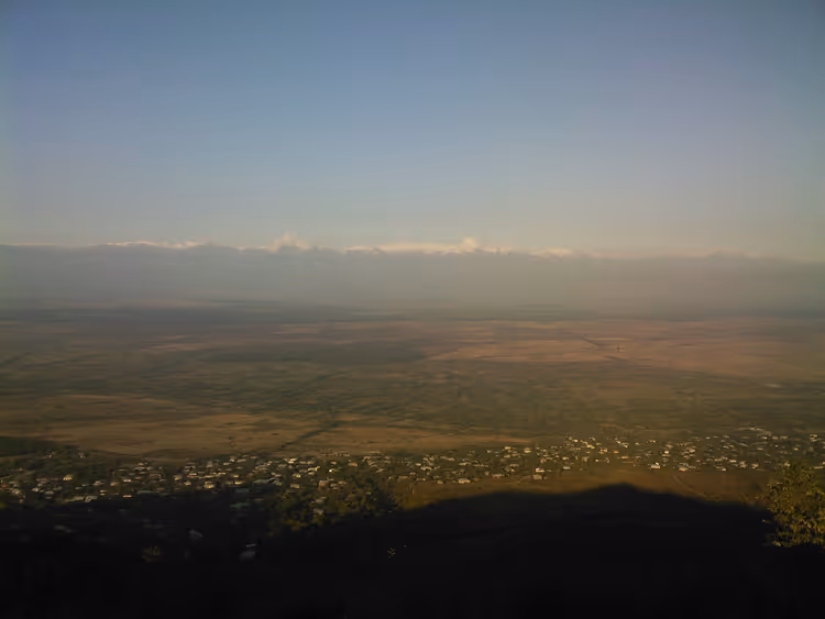 панорама Алазанской долины с полями и горами