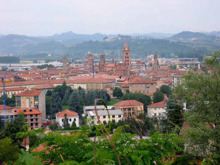 Panorama de Alba com torres e as colinas das Langhe