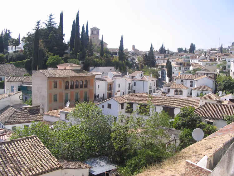 Panorama över Albaicín med vita hus och cypresser