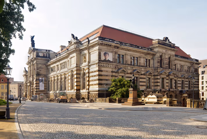 Bâtiment de l'Albertinum à Dresde avec façade et statues sur le toit
