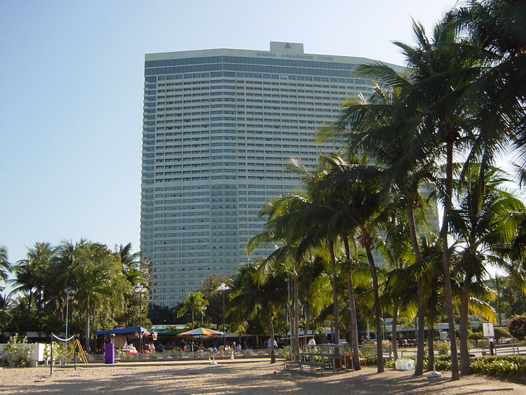 Marina Tower hoogbouw achter palmbomen