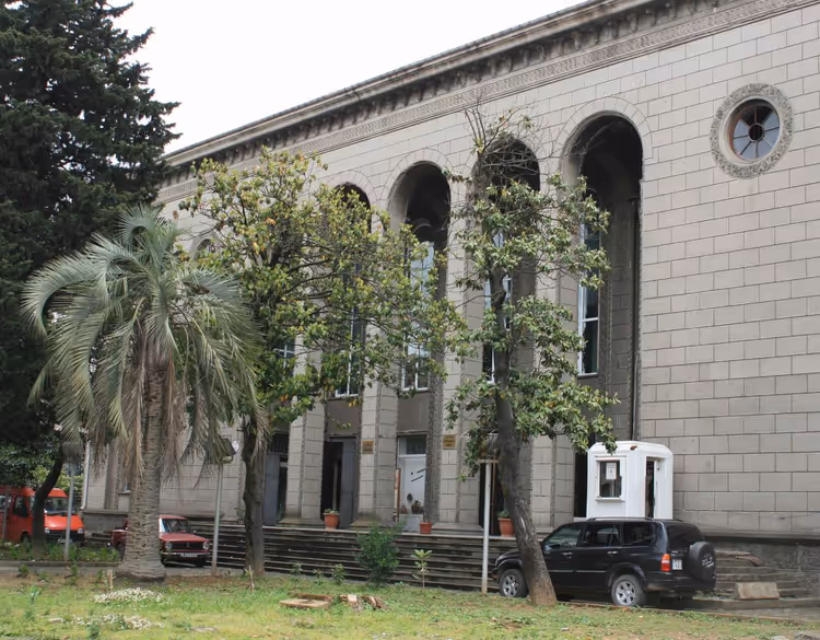 Fasaden til Arkeologisk museum i Batumi med trær