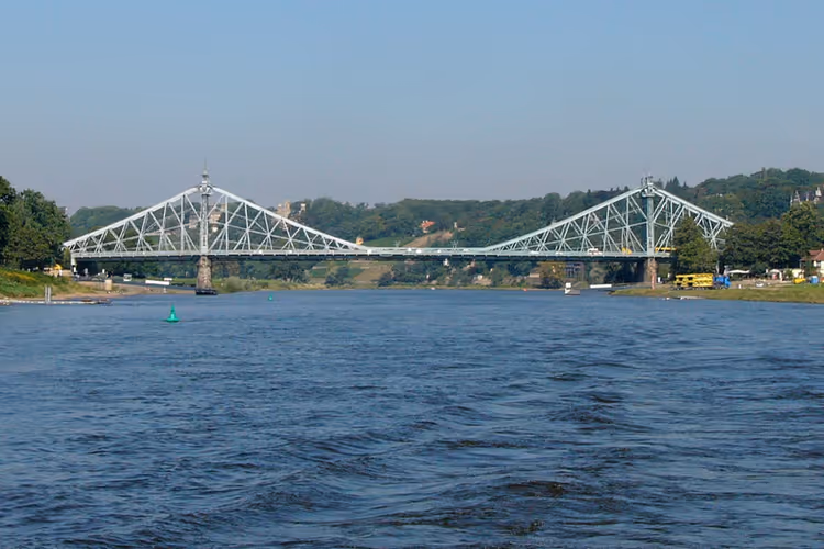 Le pont d'acier Blaues Wunder sur la rivière