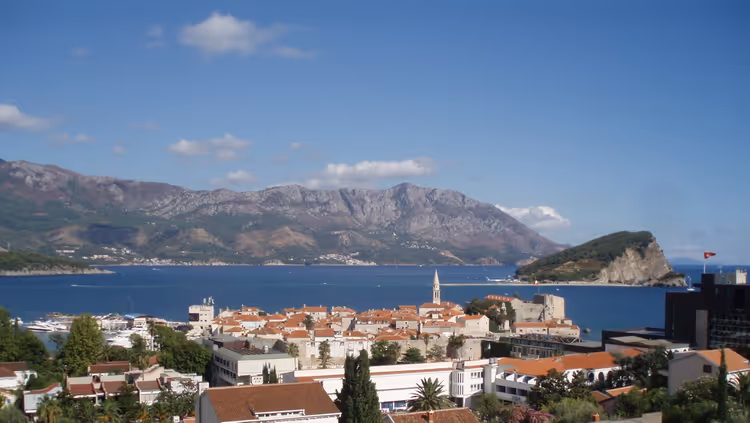 Panorama von Budva: Altstadt, Meer und Berge
