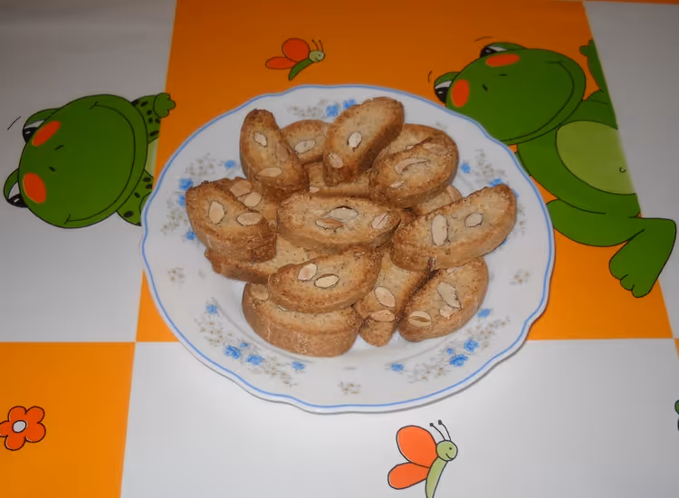 Tallrik med carquiñolis-mandelskorpor på ett bord