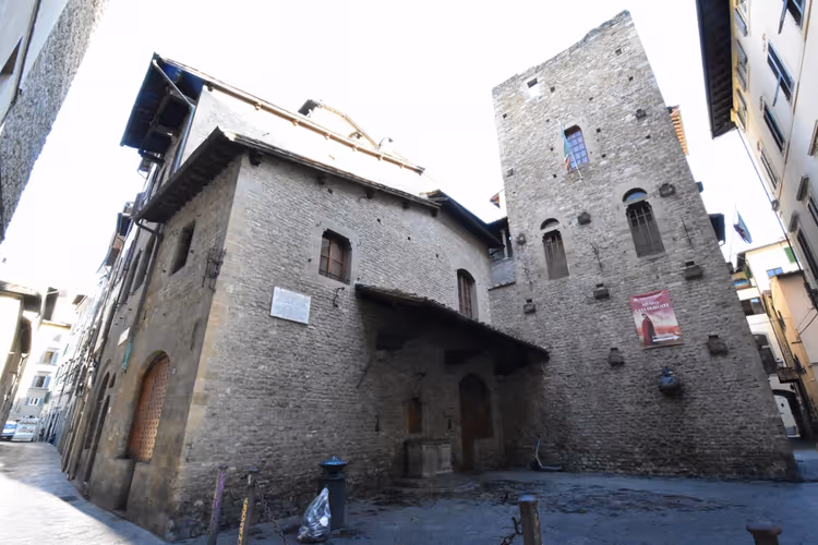 Gammelt steintårnhus i Firenze