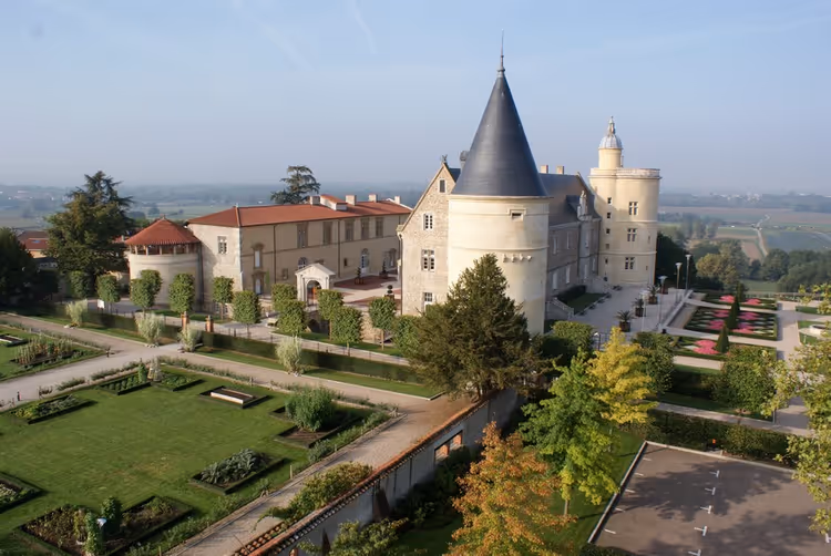 Château de Bouthéon, kulesi ve parkıyla