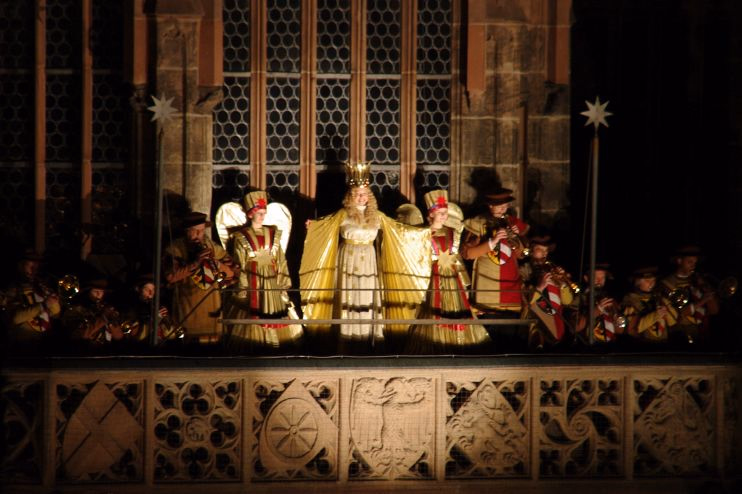 Christkind на балконе Фрауэнкирхе во время пролога