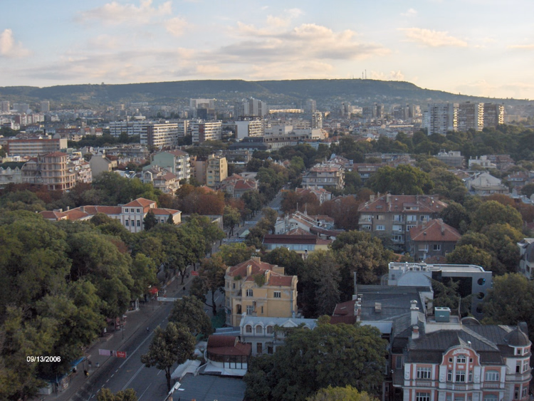 Panorama over Varna med grønne bydeler og åser