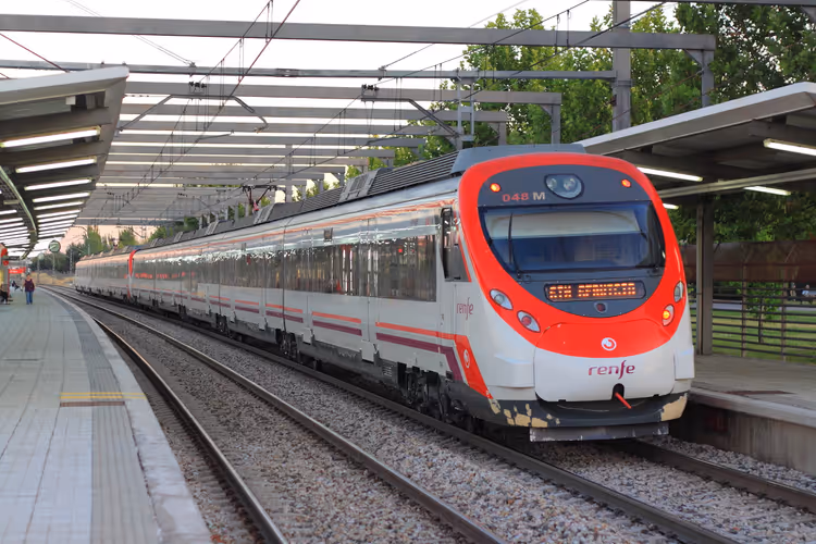 Rood-witte Cercanías-voorstadstrein op een station