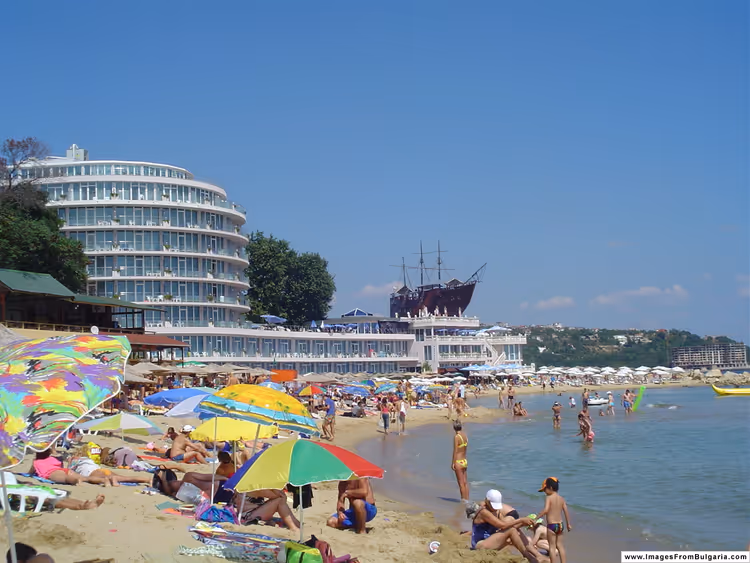 Strand met parasols en hotels aan de kust