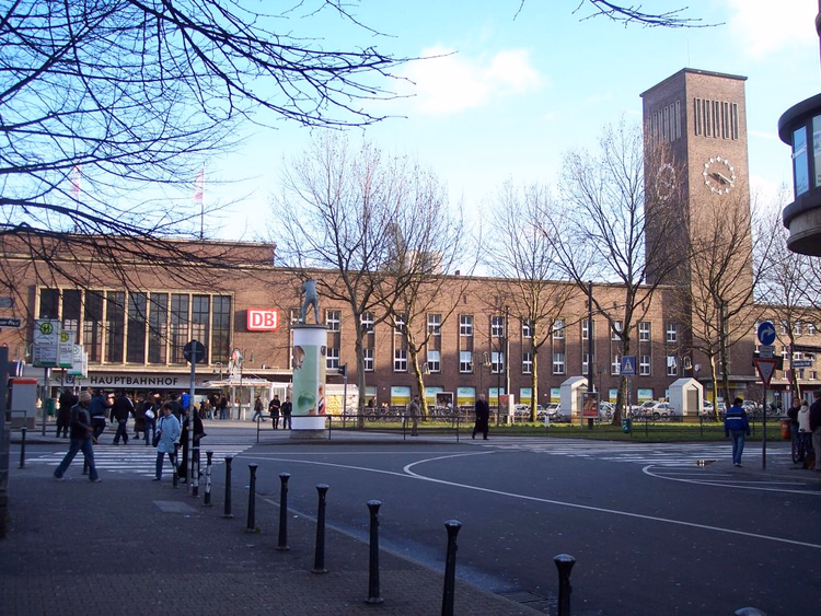 Düsseldorf Merkez Garı ve gar meydanı