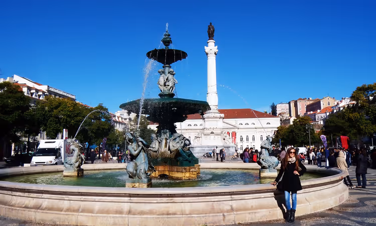 Bir çeşme ve IV. Pedro Sütunu ile Rossio Meydanı