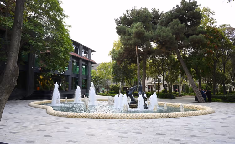 Hagani Bahçesi'nde çeşme ve heykel