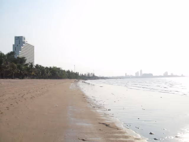 Naklua Beach met Cholchan Pattaya Beach Resort aan de linkerkant