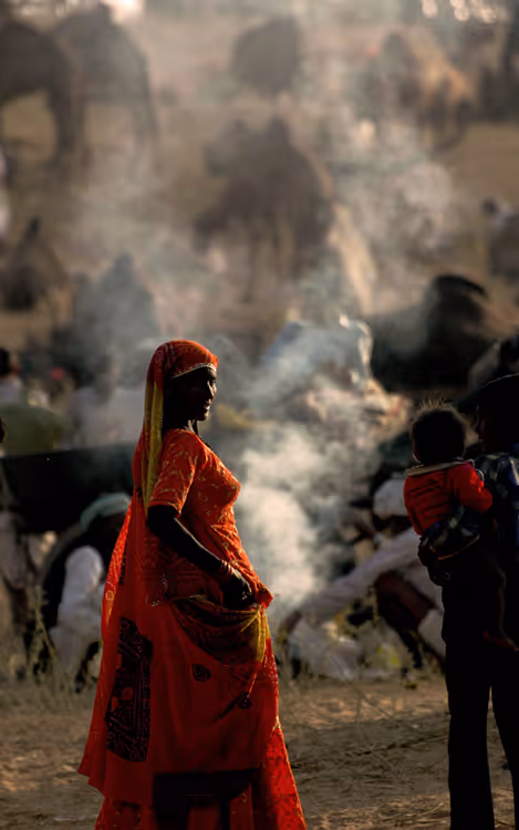 Frau im roten Sari auf der staubigen Pushkar-Messe