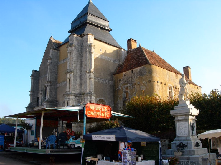 Festzelte und Karussell bei der Kirche in Dijon