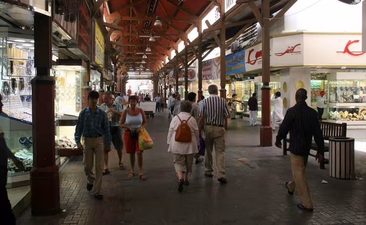 Overdekket gate i Gold Souk med butikkvinduer og folk