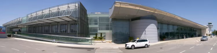 Gläsernes Terminal des Flughafens Dubrovnik mit Parkplatz