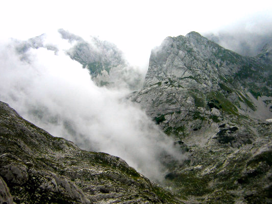 Rotsachtige pieken van Durmitor in dichte mist