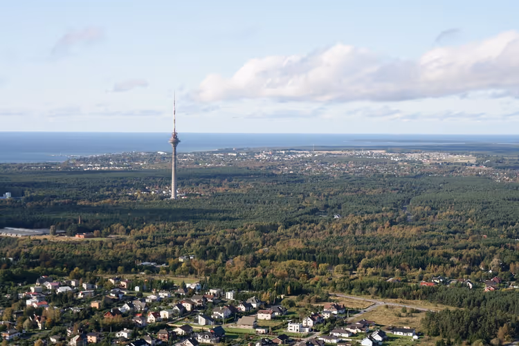 Panorama von Pirita mit Fernsehturm, Meer und Kiefernwald