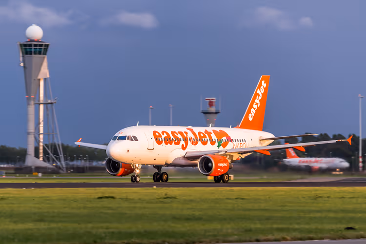 easyJet-fly som takser på Schiphol lufthavn