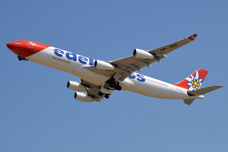 Avión de Edelweiss Air en vuelo tras el despegue