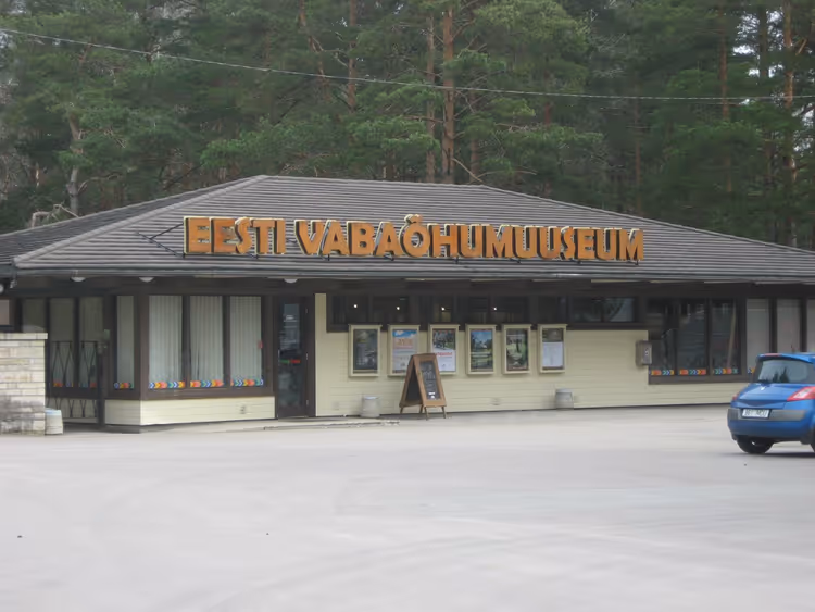 Bygning med skilt i Det estiske friluftsmuseet