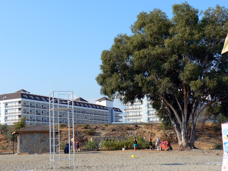 Kumsalın üzerindeki Eftalia Aqua otel binaları