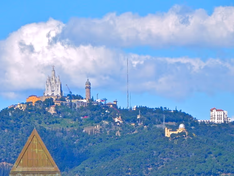 Tibidabo-berg met de kerk en het Fabra-observatorium