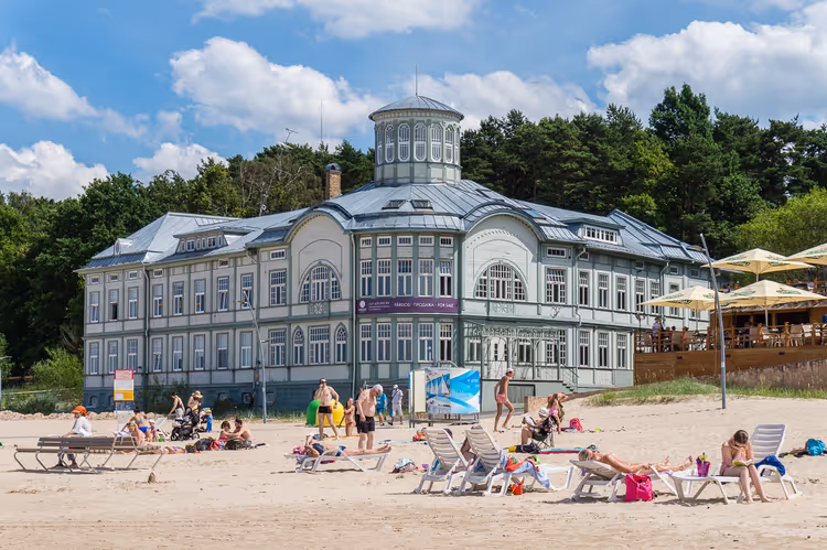 Strand von Jūrmala zwischen Kiefern