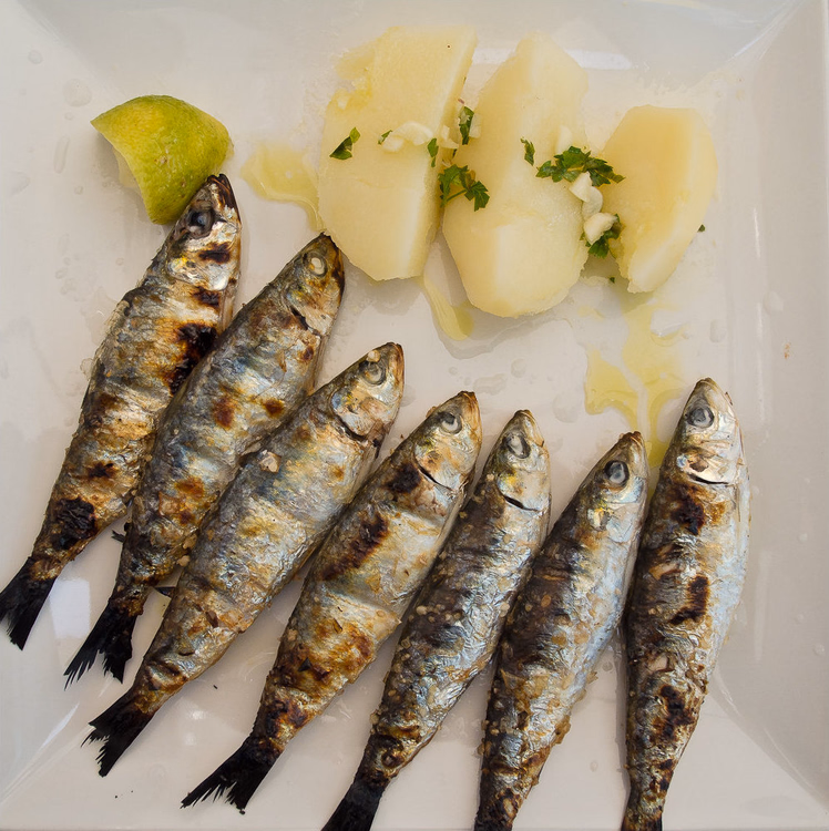 Grilled sardines with boiled potatoes and lime