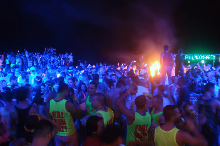Folkemengde på Full Moon Party om natta