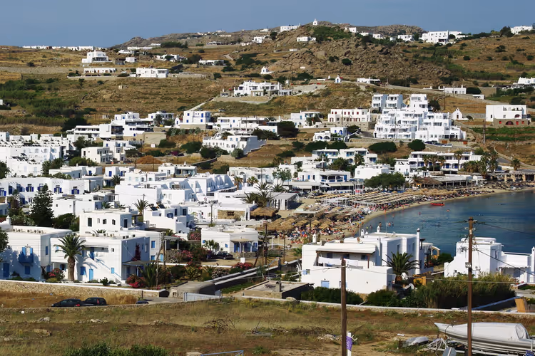 Witte huizen en Ornos Beach op Mykonos