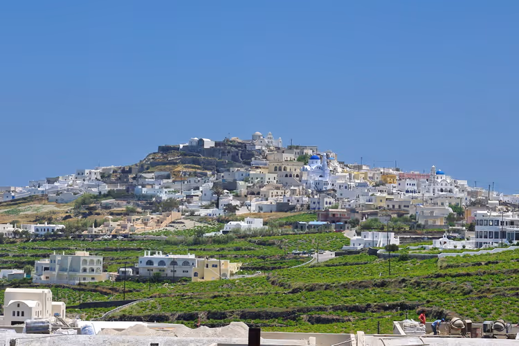 Das weiße Dorf Pyrgos auf einem Hügel zwischen Weinbergen