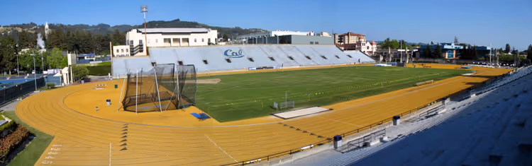 Edwards Stadium met tribunes en atletiekbaan