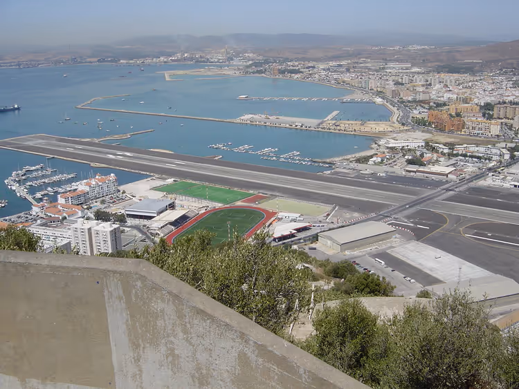 ВПП аэропорта Гибралтара у моря