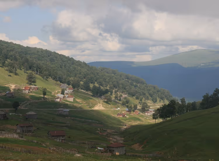 Yeşil yamaçları ve bir köyüyle Goderdzi Geçidi