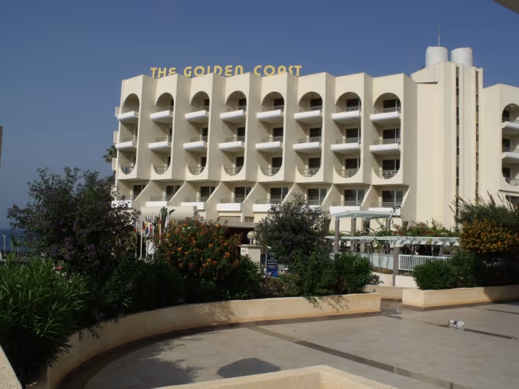 Terasa sahip The Golden Coast otel binası