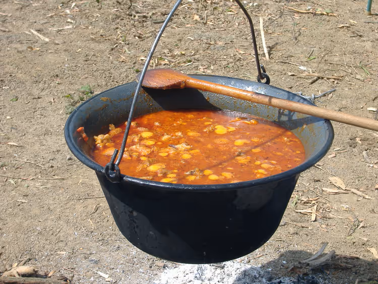 Deftige Gulaschsuppe mit Paprika im Kessel