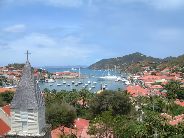 Gustavia Kilisesi ve yatların bulunduğu liman, St. Barts