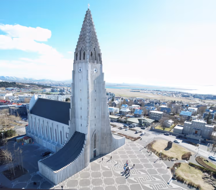 Yukarıdan Hallgrimskirkja, kilisenin önünde meydan ve heykel