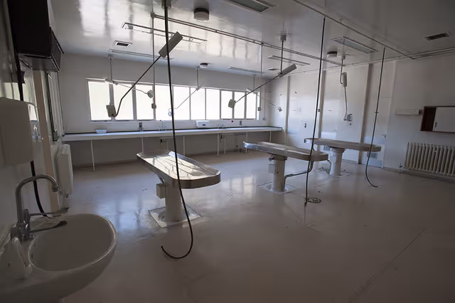 Harold Wood Hospital likhus med metallbord