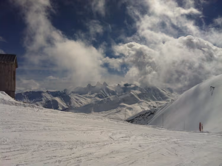 Hochgelegene Piste in Les Sybelles mit Bergpanorama