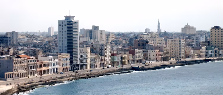 Panorama van de Malecón-kade in Havana